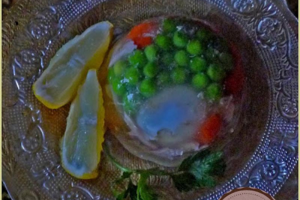 Galat z kurczakiem i warzywami.  Jelly with chicken and vegetables.