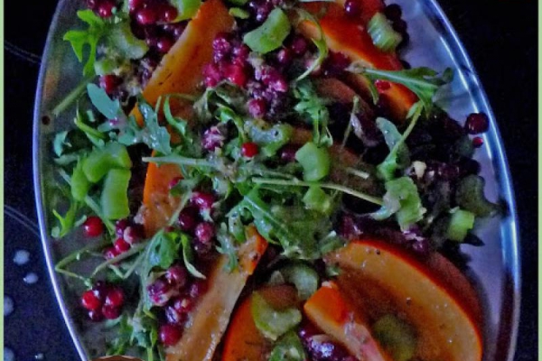 Sałatka z kaki, żurawiny i rukoli. Persimmon cranberry arugula salad.