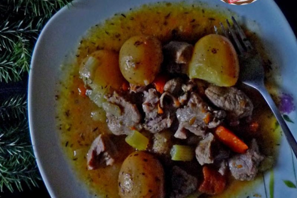 Gulasz jednogarnkowy z ziemniakami. One pot stew with potatoes.