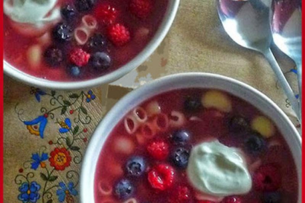 Zupa owocowa z malinami i jagodami. Fruit soup with raspberries and blueberries, gluten-free.