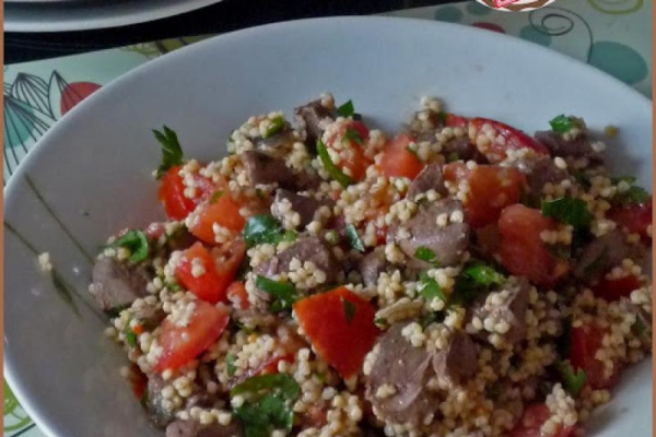 Kasza jaglana z wątróbką i pomidorem. Millet with turkey liver and tomatoes.