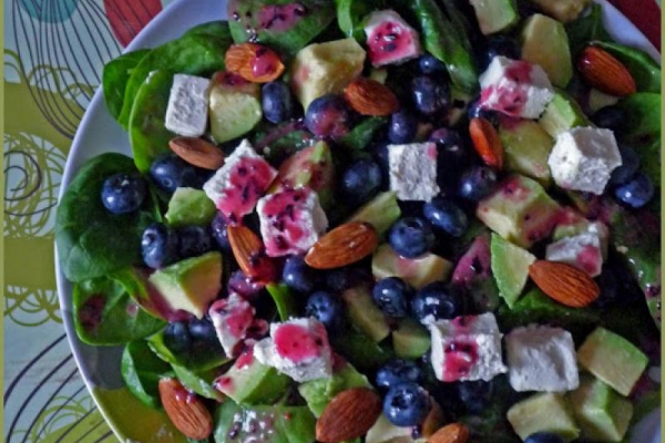 Sałatka z borówkami, awokado i szpinakiem. Blueberry (huckleberry), avocado and spinach salad.