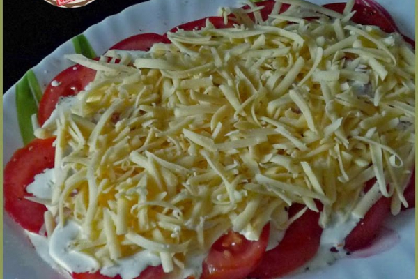 Przekąska - pomidor, ser i sos czosnkowy. Appetizer - tomato, cheese and garlic sauce.