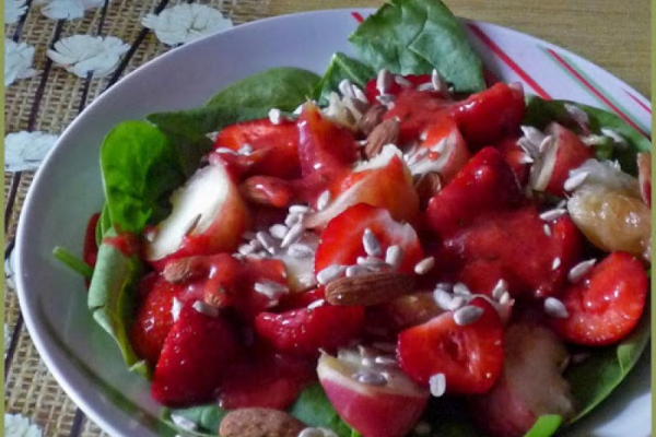 Sałatka ze szpinakiem, truskawkami, morelami i kozim serkiem. Spinach salad with goat cheese, strawberries and apricots.