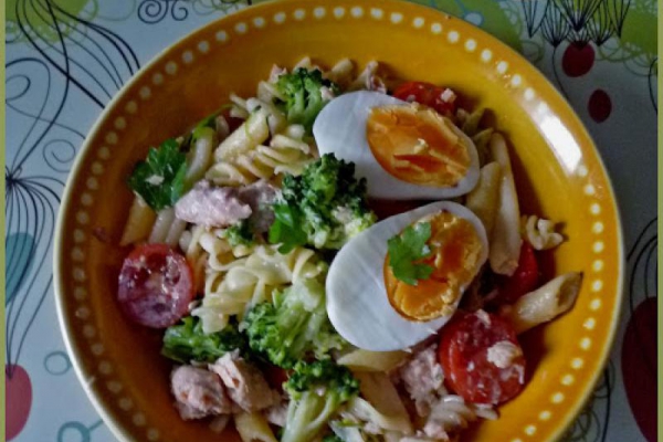 Sałatka makaronowa z brokułam, łososiem, pomidorami i jajkiem. Pasta salad with broccoli, salmon, tomatoes and egg.