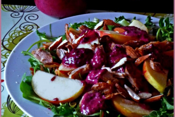 Sałatka z wieprzowiną, jabłkiem, migdałami i jeżynowym dressingiem. Salad with shredded pork, apple, almonds and blackberry dressing.