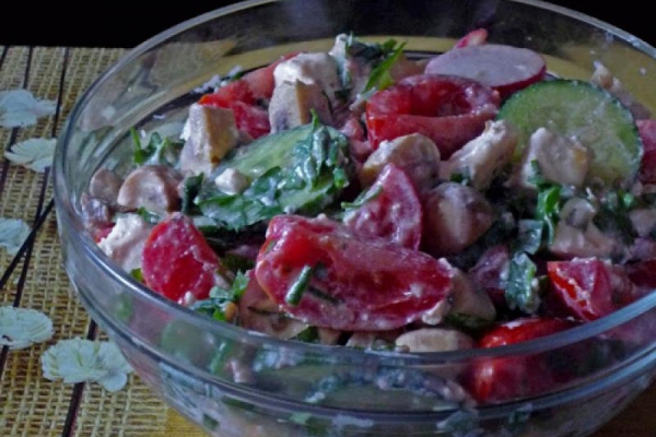 Sałatka grecka z rzodkiewką i pieczarkami. Greek salad with radish and mushrooms.