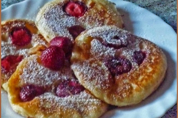 Amarantusowo jogurtowe placki z truskawkami. Amaranth yogurt pancakes with strawberries.
