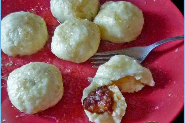 Bezglutenowe serowe knedle z śliwkami. Gluten-free cheese dumplings with plums.