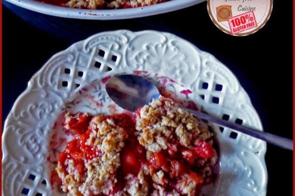 Truskawki z rabarbarem pod kruszonką z płatków owsianych.  Strawberry and rhubarb with the oatmeal crumble.