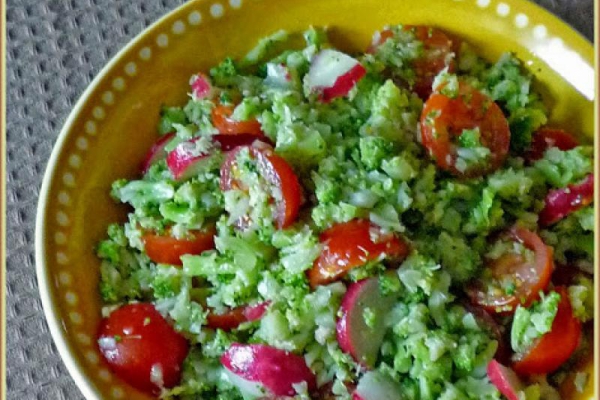 Surówka brokułowa z rzodkiewką i pomidorem. Broccoli salad with radish and tomato.