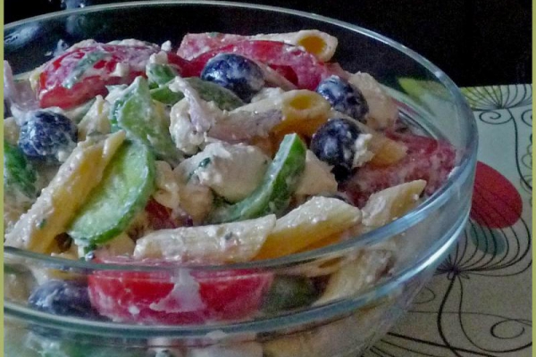 Bezglutenowa sałatka grecka z makaronem. Gluten-free Greek salad with pasta.