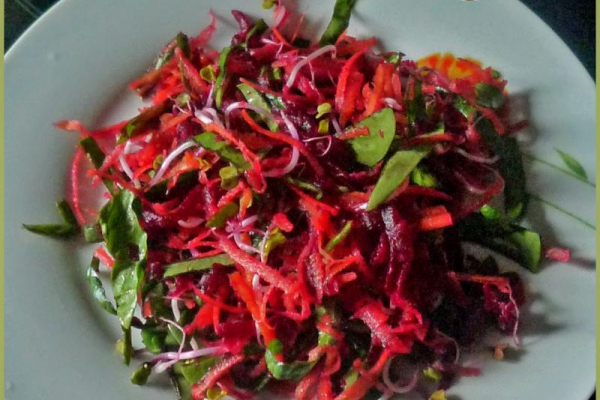Przypomnienie - tęczowa sałatka z buraka, marchwi, szpinaku i kiełek. Rainbow salad with beets, carrots, spinach and sprouts.