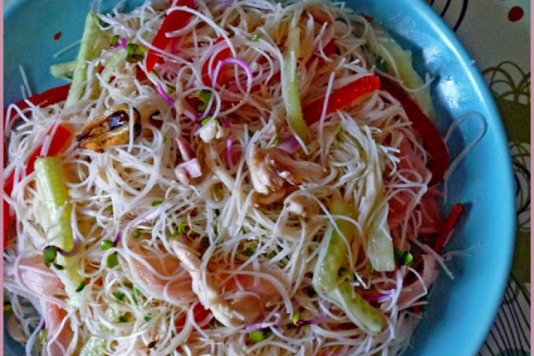 Sałatka azjatycka z marynowanym imbirem i makaronem ryżowym. Asian salad with pickled ginger and rice noodles.