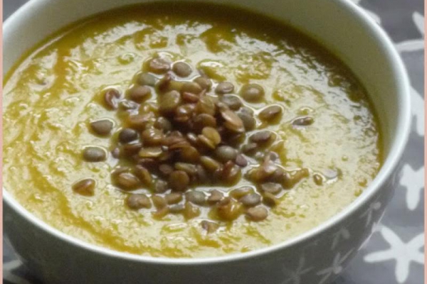 Pikantna zupa marchewkowa z soczewicą. Spicy carrot soup with lentils.