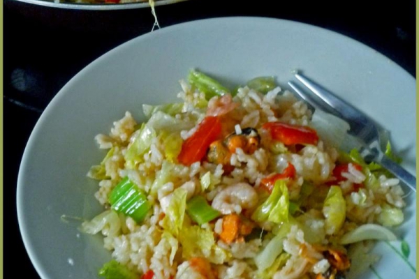 Ryż z warzywami i owocami morza. Rice with vegetables and seafood.