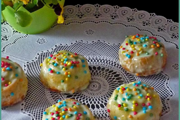 Wiosenne babeczki cytrynowe z lukrem kokosowym. Spring lemon cupcakes with coconut frosting.