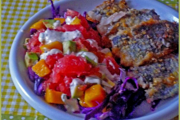 Miruna z sałatką z grejpfruta, mango i czerwonej kapusty. Hoki fish with grapefruit mango and red cabbage salad.