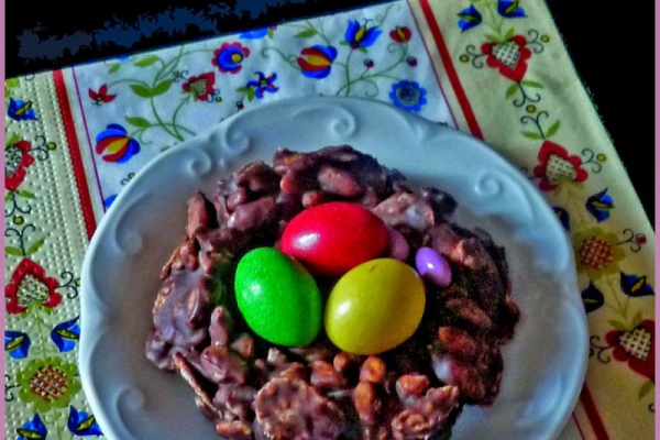 Dla dzieci - Czekoladowe ptasie gniazda z jajeczkami, bezglutenowe.  For children - Chocolate birds  nests with candy eggs, gluten-free.
