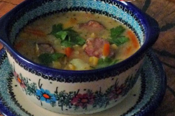 Zupa grochówka z jarmużem. Split peas (marrowfat) soup with kale.