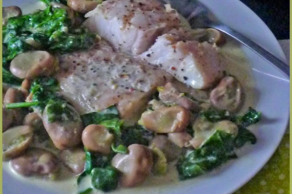 Dorsz z bobem i szpinakiem. Cod with fava (broad beans) and spinach.
