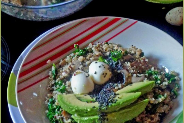 Komosa ryżowa z pieczarkami i jarmużem. Quinoa with mushrooms and kale.
