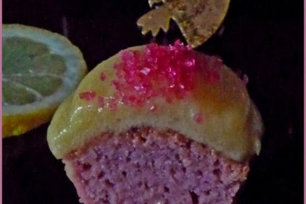 Babeczki truskawkowe z kremem cytrynowym. Strawberry cupcakes with lemon curd.