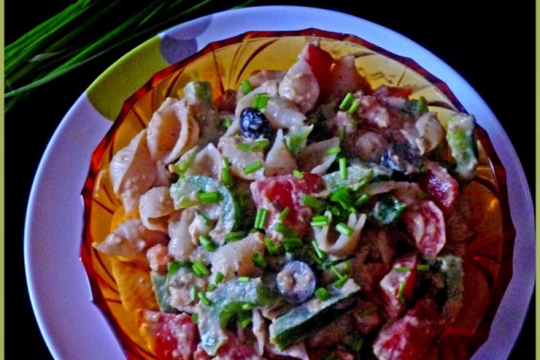 Sałatka makaronowa z rybą, pomidorami papryką. Pasta salad with fish, tomatoes and bell pepper.