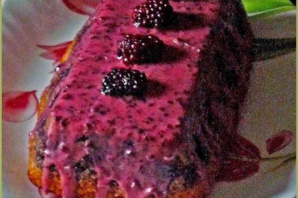 Wegańskie ciasto cytrynowe z jeżynami (bez jajek, bez mleka). Vegan lemon cake with blackberries (no eggs, no dairy).