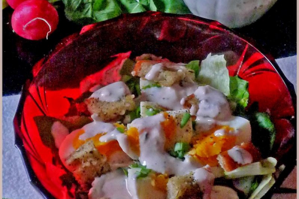 Sałatka Cezar z jajkiem. Caesar salad with eggs.