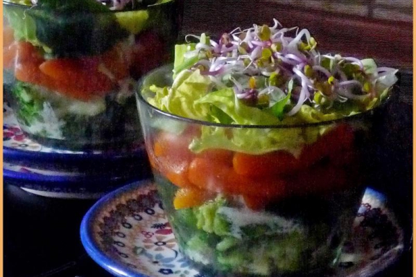 Warstwowa sałatka z brokułem. Leyered salad with broccoli.