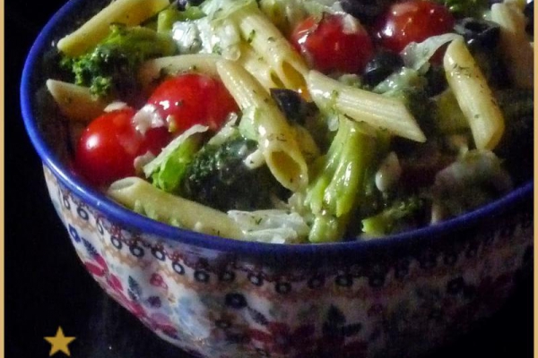 Sałatka makaronowa z brokułem,pomidorami i oliwkami. Pasta salad with broccoli, tomatoes and olives.