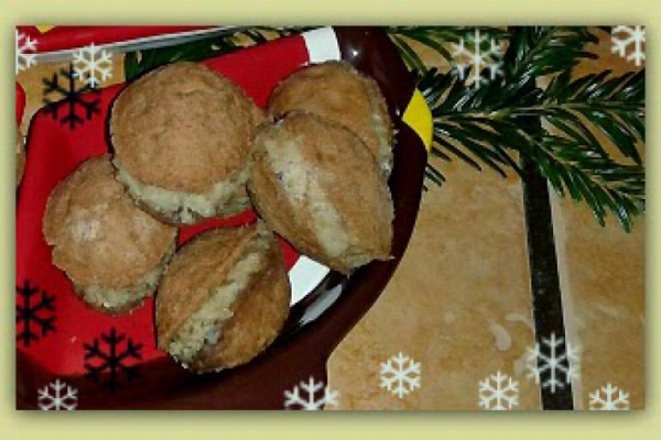 ORZESZKI z kremem orzechowym. Cookies called LITTLE NUTS with walnut cream.