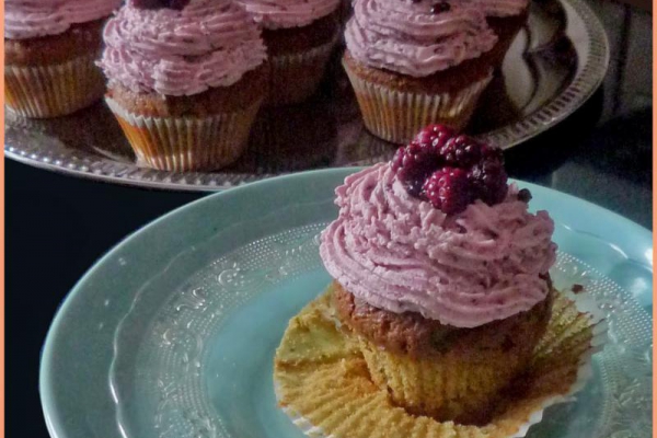 Babeczki matcha z kremem jeżynowym. Matcha cupcakes with blackberry cream.