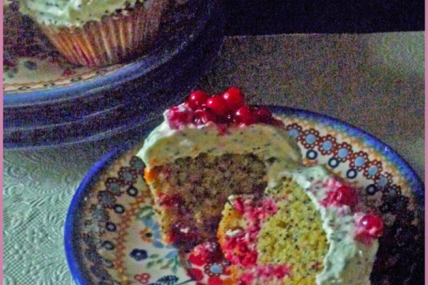 Babeczki z makiem i czerwoną porzeczką. Cupcake with poppy seeds and red currant.