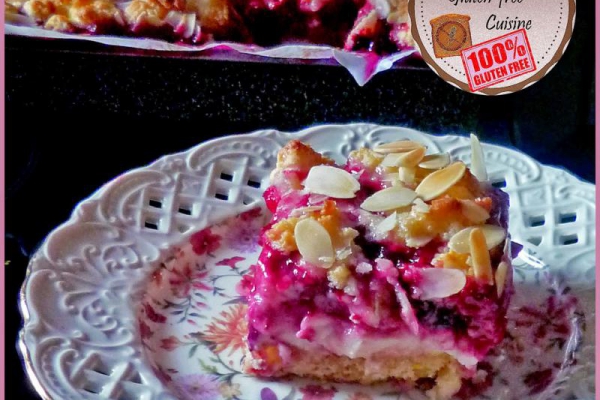 Bezglutenowe ciasto z budyniem, malinami i owocami lasu. Gluten-free cake with pudding, raspberries and forest fruits (berries).