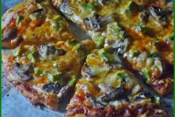 Pizza z pieczarkami i awokado.  Gluten-free Pizza with mushrooms and avocado.