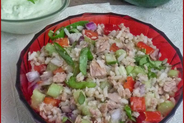 Sałatka ryżowa z selerem naciowym i tuńczykiem. Dressing z awokado i selera. Rice salad with celery and tuna. Avocado celery dressing.