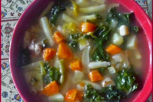 Zupa jarzynowa z jarmużem. Vegetable soup with kale.
