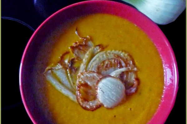 Pikantna zupa dyniowa z jabłkiem i koprem włoskim. Spicy pumpkin soup with apple and fennel.