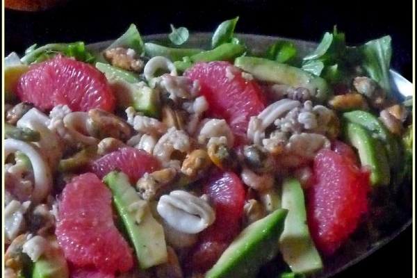 Sałatka z grejpfrutem, awokado i owocami morza. Salad with grapefruit, avocado and seafood.