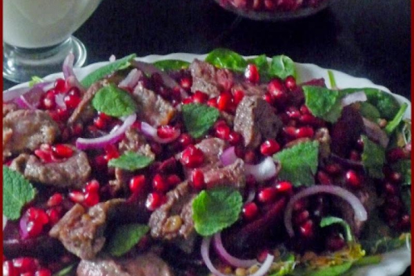 Sałatka z buraka, soczewicy i wołowiny z szpinakiem i granatem. Beetroot beef lentil salad with spinach and pomegranate.