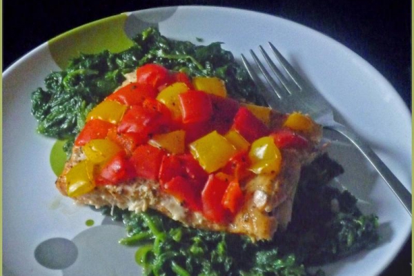 Pstrąg łososiowy z papryką i szpinakiem. Salmon trout with peppers and spinach.