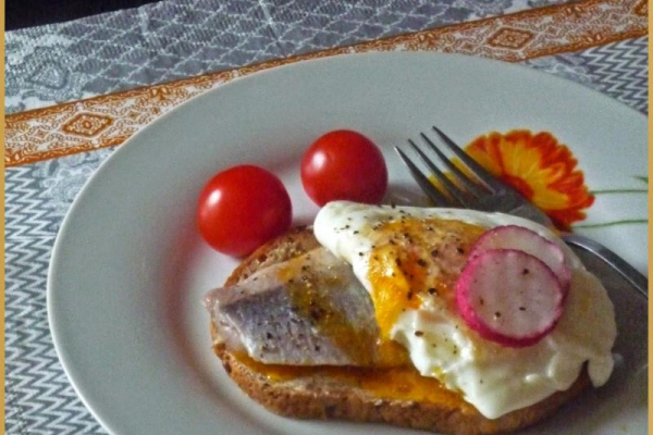 Kanapka: śledź matjas, jajko i rzodkiewka. Sandwich: matjas herring, egg and radish.