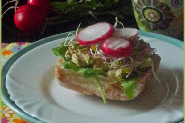 Kanapka: pasta z awokado, rukola, rzodkiewka i kiełki. Sandwich: avocado paste, arugula, radish and sprouts.