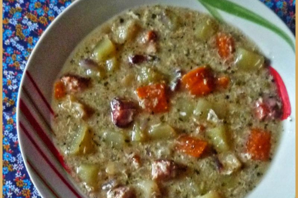 Rozgrzewająca zupa z czosnkiem i boczkiem. Warming soup with garlic and bacon.