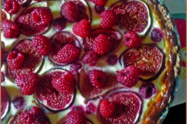 Tarta migdałowa z figami i malinami. Almond tart with figs and raspberries..