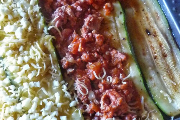 Lazania (bez makaronu) z cukinią, pomidorami i mięsem mielonym. Lasagna (without pasta) with zucchini, tomatoes and minced meat.