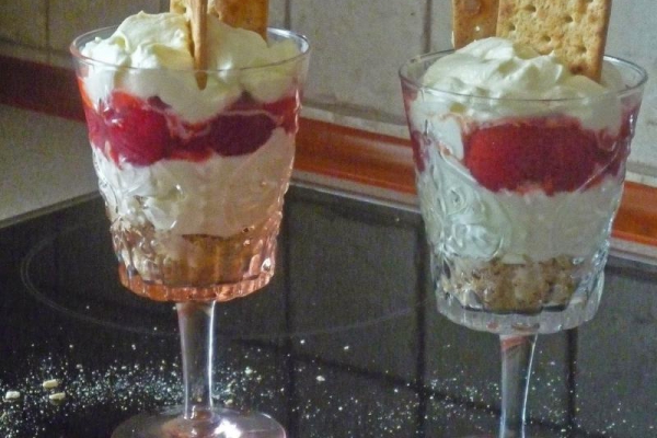 Deser z truskawkami, mascarpone i krakersami. Dessert with strawberries, mascarpone cheese and crackers.