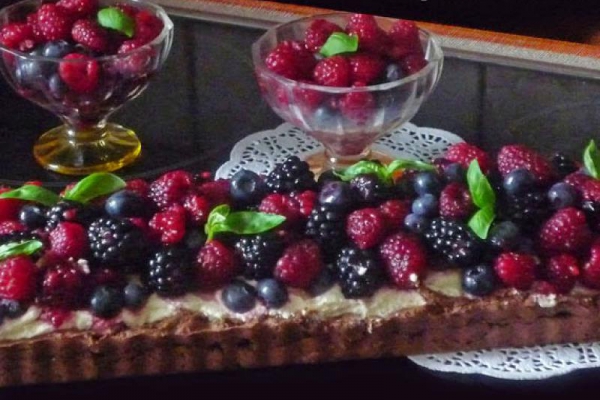 Tarta z kremem bazyliowym i owocami lata. Tart with basil cream and summer fruits.